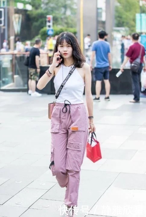 背心|街拍:小美女身穿背心搭配宽松裤,显得清纯干练,展现出自然美感