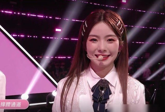 趙粵 陳卓璇出道后趙粵、王藝瑾卻在偷笑,她下意識的動作太打臉了