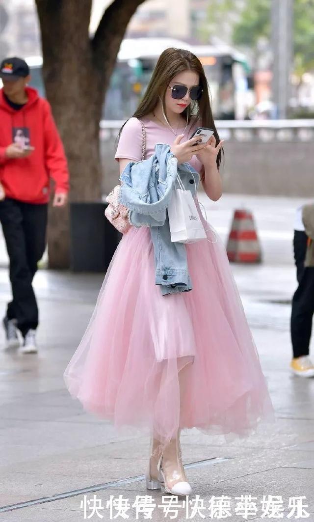 街拍美女一条网纱元素的半身裙搭配一双高跟鞋，气质翻倍