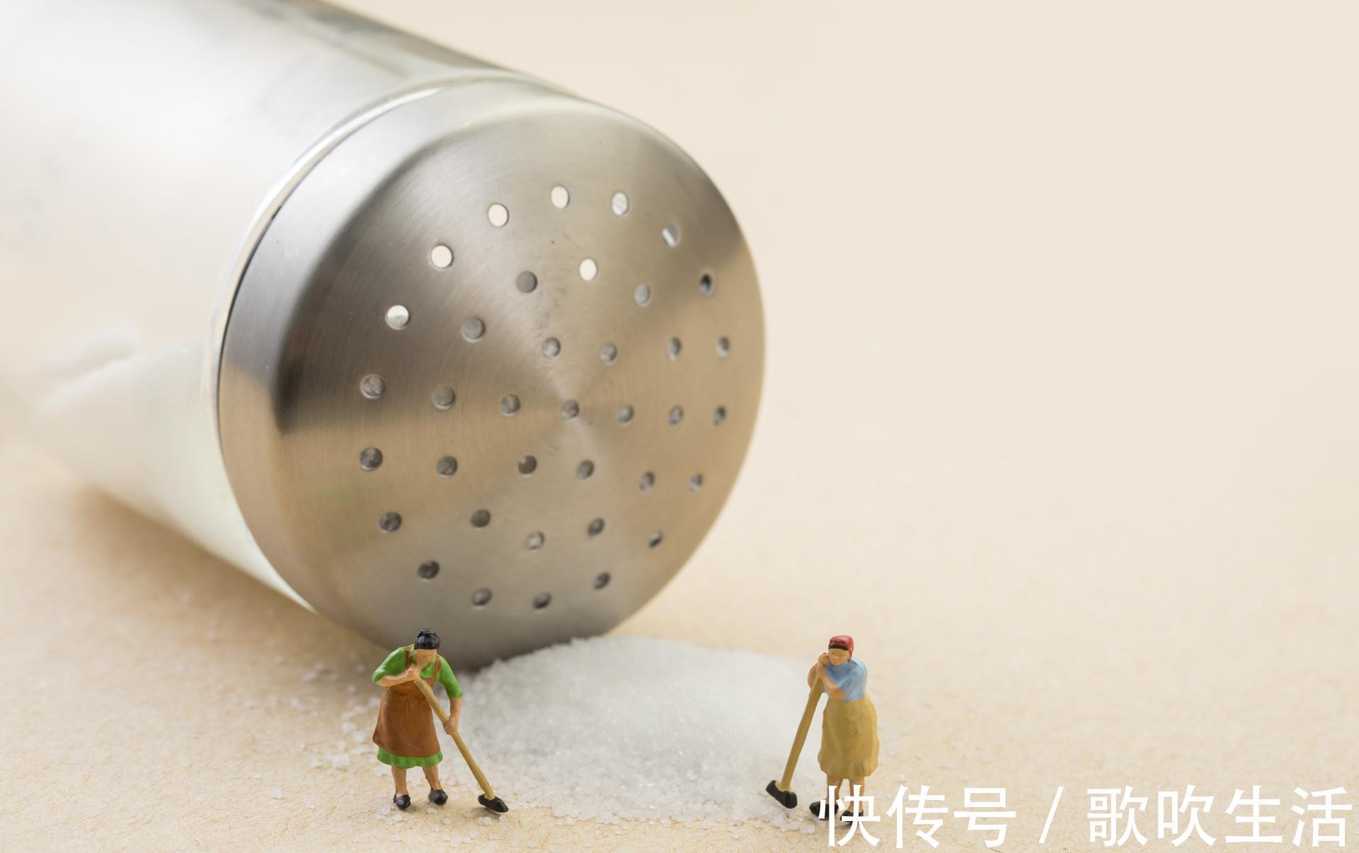 金钱|你再穷,也别总向孩子哭穷,金钱教育不该成为捆绑人生的“诅咒”