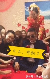 |搞笑GIF趣图:老爷子成功的把榴莲吃出了芥末的味道!