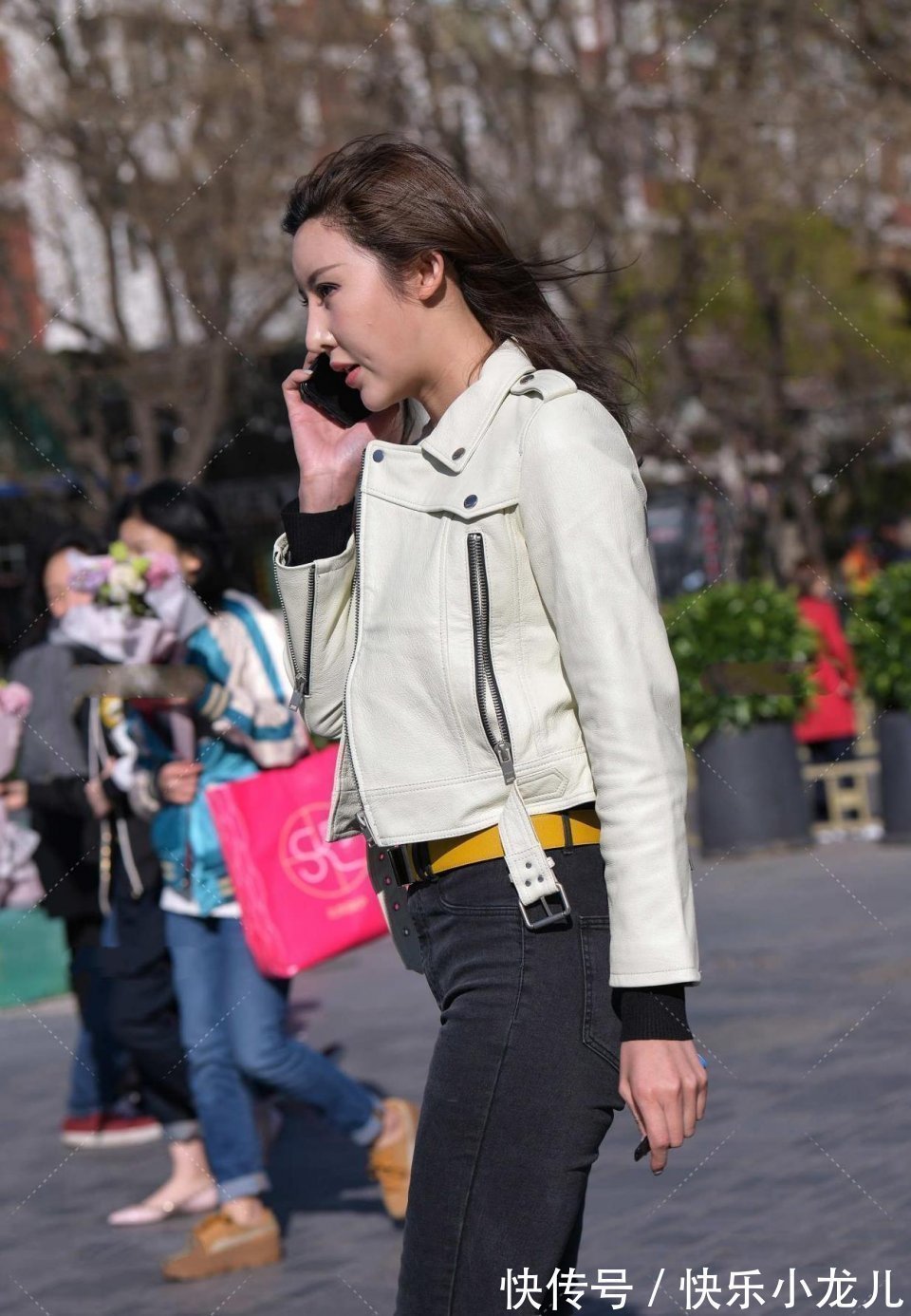 显高显瘦 街上最美辣妈:有钱的女人不一定有气质,但有气质的一定不差钱!