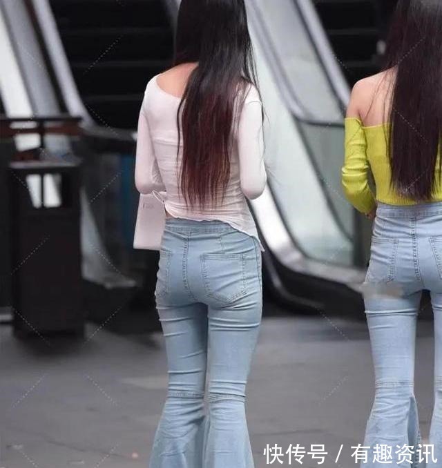 喇叭裤|浅蓝色喇叭裤配个性上衣的穿搭，彰显性感之余又温柔优雅