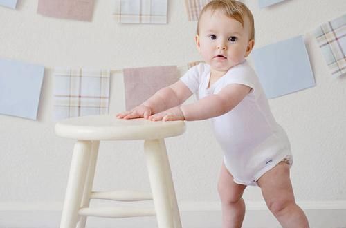 站立|八个月的孩子总是自己扶着东西站起来,会不会变罗圈腿?
