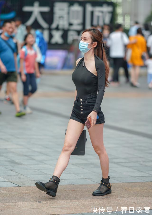马丁靴|粉色围脖搭配黑色休闲裤，青春减龄，彰显时尚气质