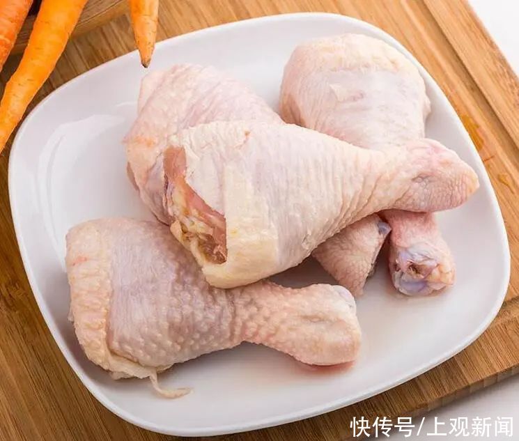 超市里的冷冻鸡腿都是从哪来的？为啥从不断货？看完就懂了