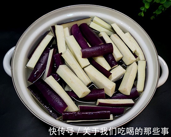 炒茄子|无论茄子怎么炒,别直接下锅,牢记2个技巧,茄子不发黑不油腻