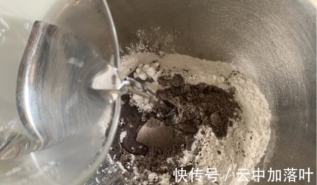 年糕|自制黑芝麻核桃芝士年糕，能拉丝又清甜，关键是一点也不腻！