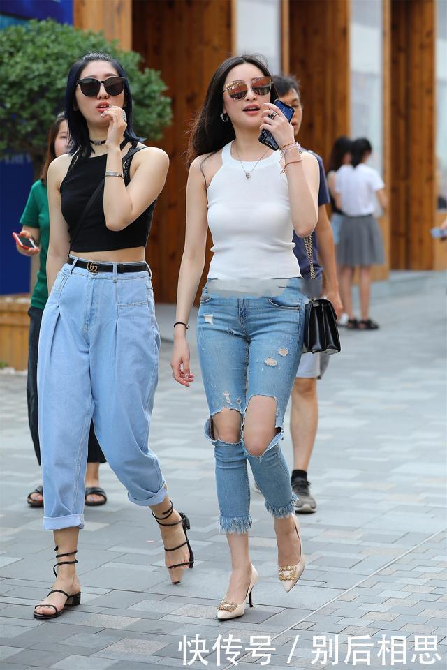 白色挂脖无袖上衣,搭配破洞牛仔裤,休闲时尚女神气质