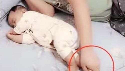 爸爸|“最操心奶爸”火了,一觉醒来查看宝宝有无呼吸,网友:同款丈夫