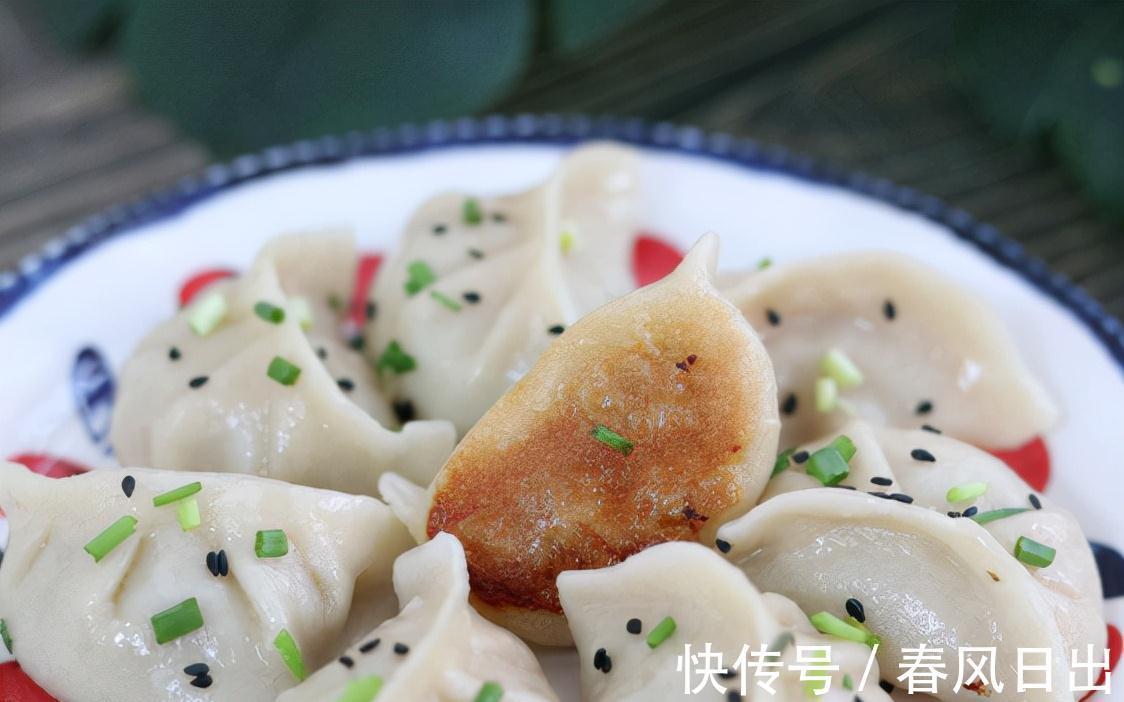 煎饺|水煎饺这样做好吃，煎出来酥脆焦黄，不会粘锅糊底