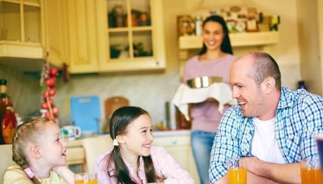 孙子|奶奶逗4岁孙子总来我家蹭饭你害臊吗孩子的回答令老人落泪