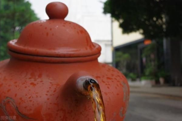 悬空茶壶|在半空的“悬空茶壶”火了，水流不断，令外国游客十分震惊