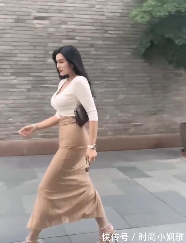 半身 半身开叉裙搭配酒红高跟鞋,优雅一气呵成