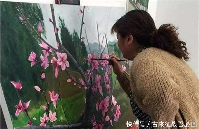 绘画作品!她48岁学画,一年就办个人画展,专家:没艺术价值,一农妇乱涂鸦