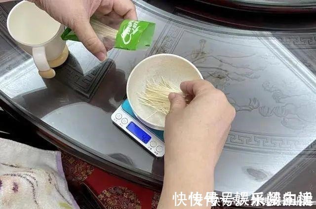 妈妈|53岁失独母亲产下一女,断了母乳就去把头发染黑不能给宝宝丢脸