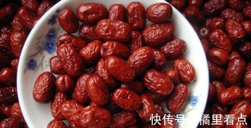 在吃干红枣之前要清洗，只需多做一步，清洗出来就知道水有多脏了