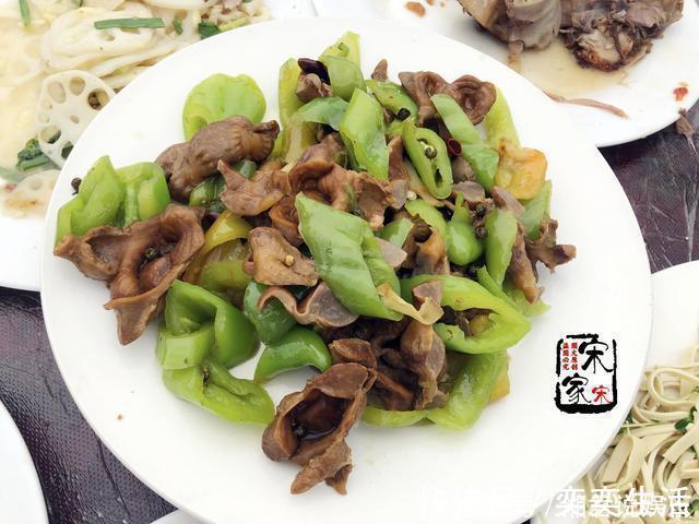 烧鸡|农村330元一桌的宴席,鸡鸭鱼肉都有,利润在哪