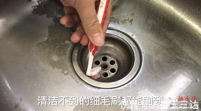 难题|两根旧牙刷绑一起，解决了不少人困扰的难题，抓紧提醒家人还不迟