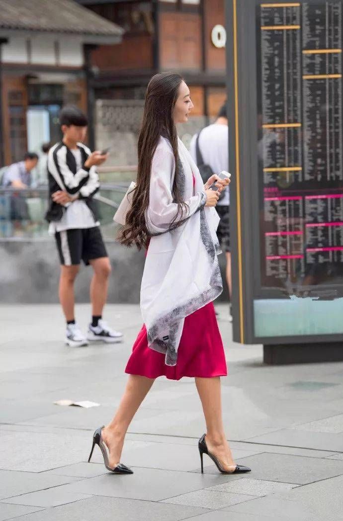 小姐姐脚上踩着一双尖头的高跟鞋,让她的气质达到一个升华