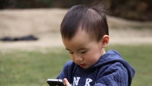 变化|每天玩手机超过一小时还,孩子的智商将会发生惊人的变化