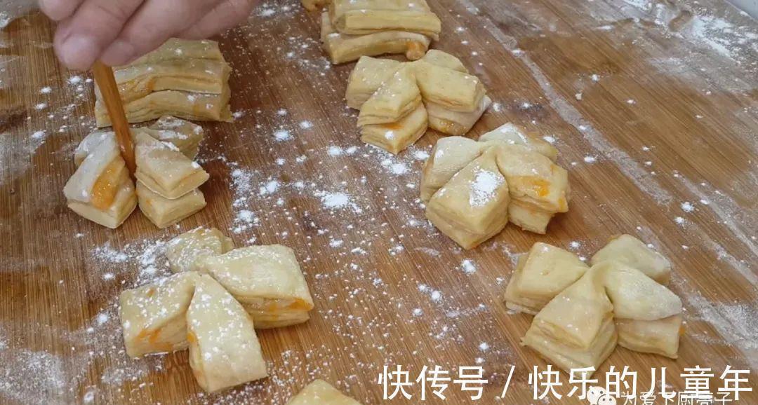 蕉叶不要买着吃了，教你一种新吃法，焦脆香甜，全家老少都抢着吃