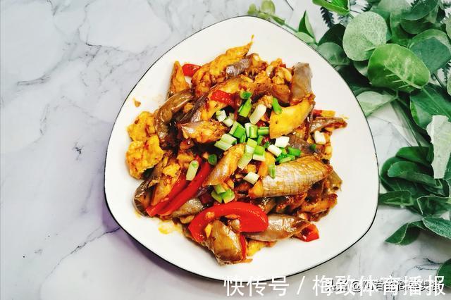 郫县豆瓣酱|鸡蛋茄子配彩椒，不油不腻味道香，真的越吃越想吃