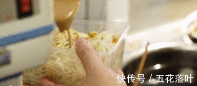 庄老板|调份顺滑开胃的酱料,拌碗满分冷面!