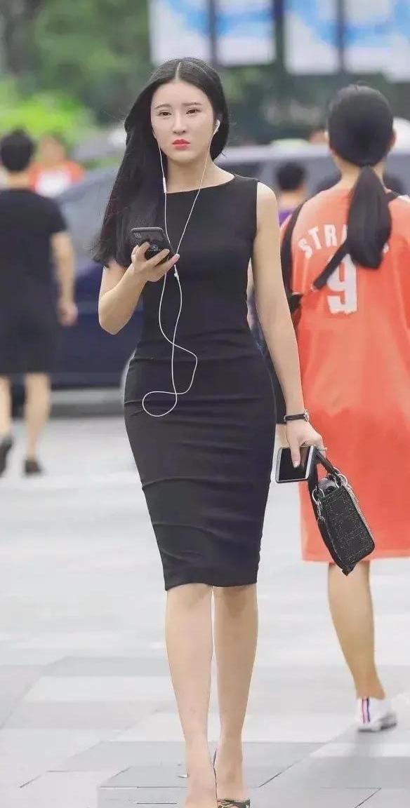 “酒杯”身材的魅力在于穿着时尚, 瘦身修身的效果最好!