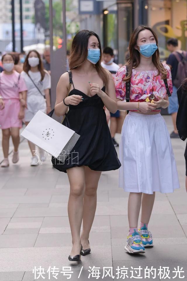 街拍简洁大方的小姐姐,黑色的吊带穿搭很动人!