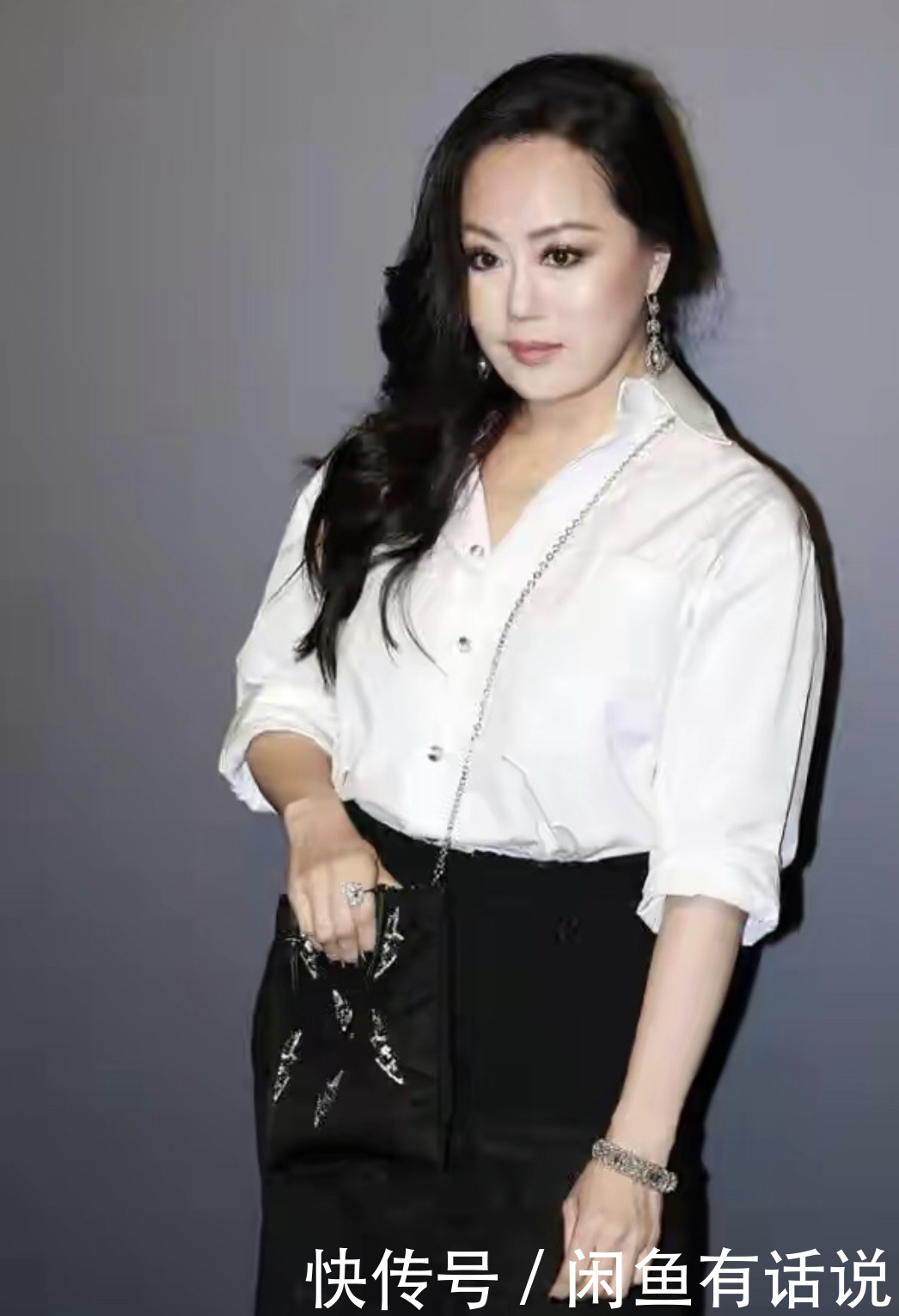 贵妇|微胖的章小蕙才是真贵妇，穿红色网纱裙成熟优雅，名媛气质藏不住