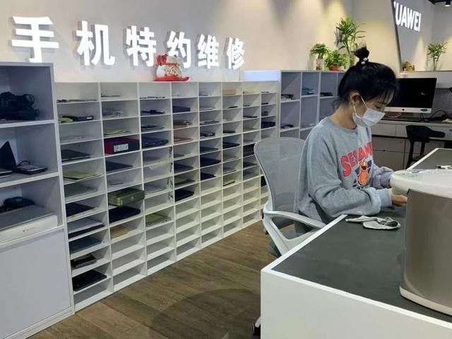 屏幕|手机维修明码标价全程录像，“看得见”的方式能破解数码维修乱象吗？