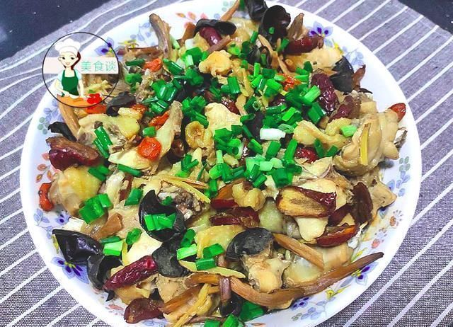 木耳跟此菜是绝配,蒸一蒸就好,营养好吃不上火,常吃提高免疫力