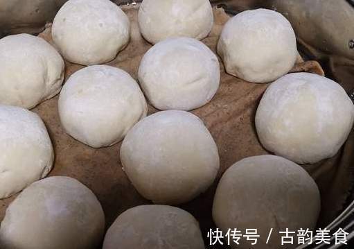 关键|冬天要想蒸馒头,发面是关键,掌握2个小窍门,半小时发满一盆面