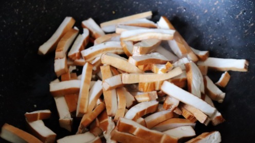 倒入|炒豆腐干时,直接下锅炒是不对的,多做这一步,炒出来柔嫩又入味