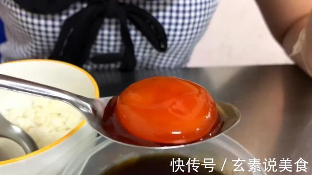 鸡蛋又出新吃法,蛋黄腌在酱油里,10天后比咸鸭蛋还下饭!
