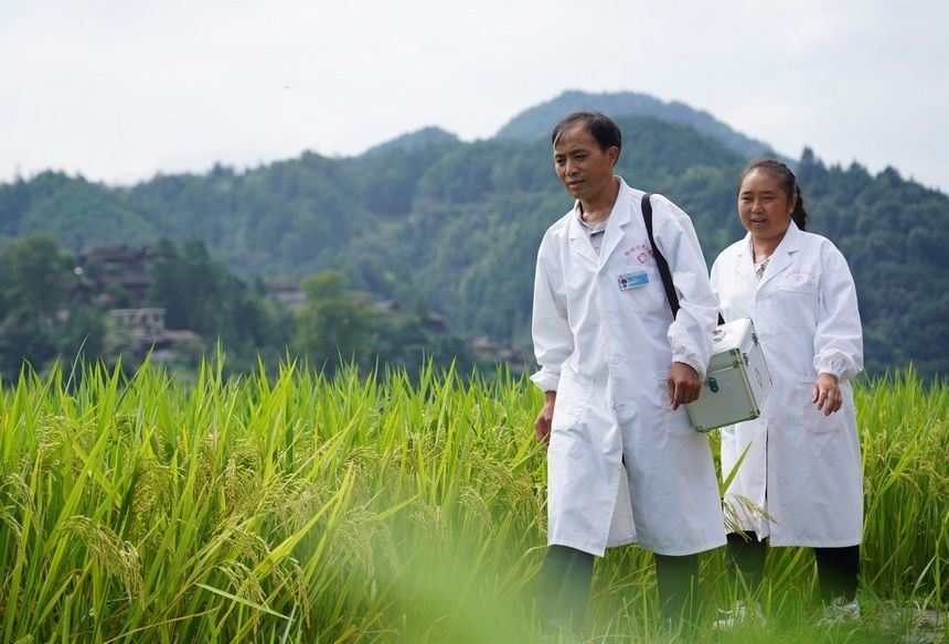 潘启兰|“夫妻村医”守护大山村民健康二十余载