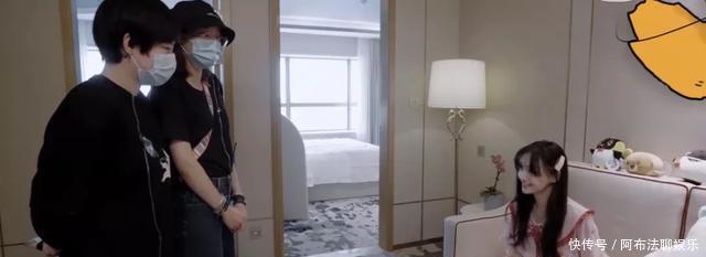 敷衍|玩游戏作弊,喝口水都作假,郑爽上节目太敷衍遭杨迪怒怼认真点!