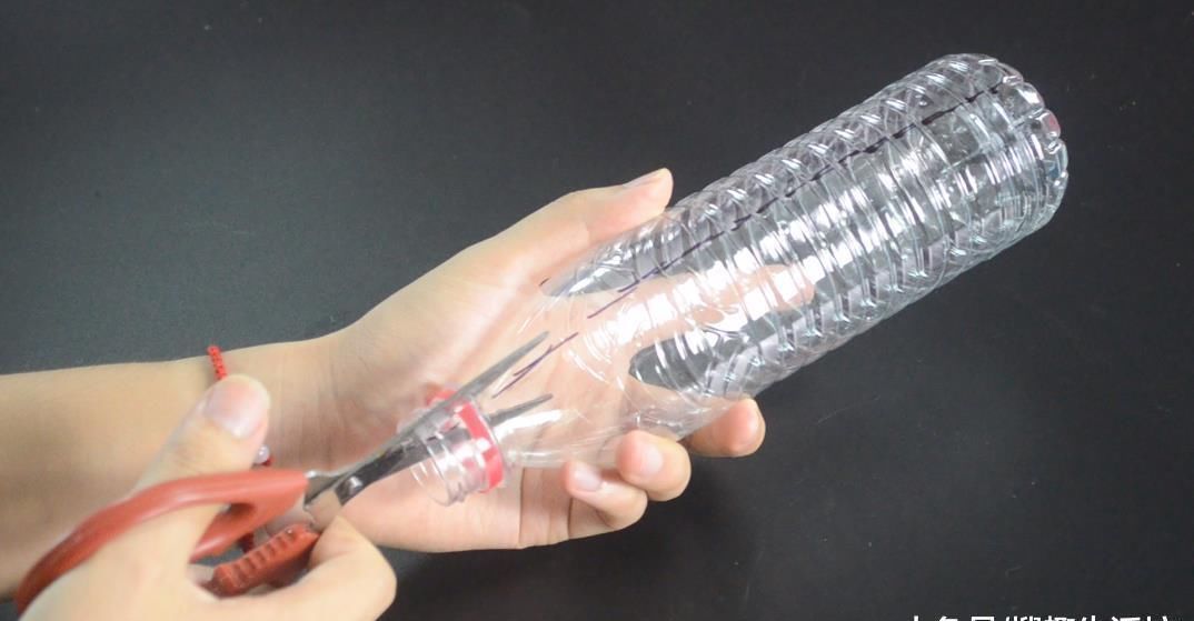 把毛巾塞进矿泉水瓶, 解决了一大堆人出游遇到的难题, 赶紧试一试