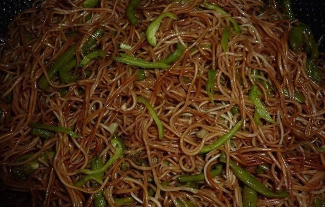 煮面条吃腻了，不妨来一道蒸面条，做法简单，味道更美