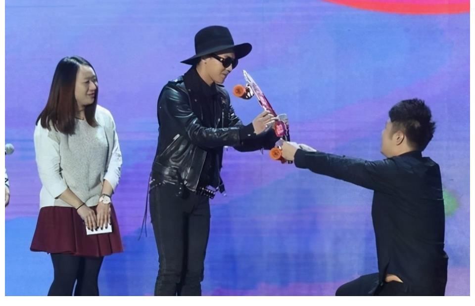 于莎莎向蔡少芬下跪，王琳给黄奕下跪，这综艺是在比赛还是宫斗？？