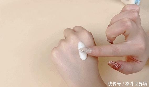 女孩|那些坚持涂身体乳的女孩,皮肤都怎么样了