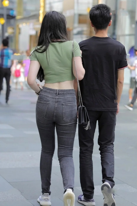 ¶Ì¿îÉÏÒÂ|ÏëÒªÇåпɰ®Ã÷Ã͝ÈË, ÊÔÊÔÂÌÉ«ÉÏÒÂ+»Òɫţ×пã, ÏÔ°×ÓÖ×ÔÐÅ