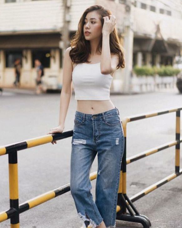 街拍:时髦气质的美女,格子裤搭配短袖,高贵中不失甜美的气息