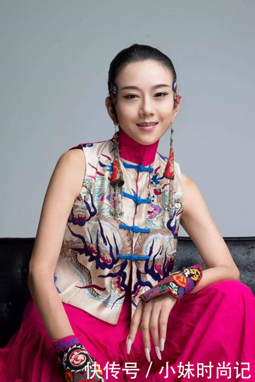 62岁杨丽萍不服老“羽毛”发型配长袍走民族风，鱼尾纹好明显