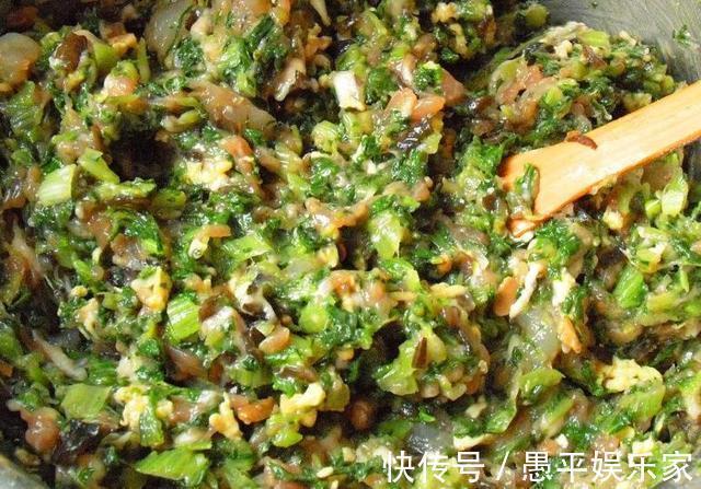 拌饺子馅时，记得先打水，很多人先加调料，难怪饺子馅发柴不入味