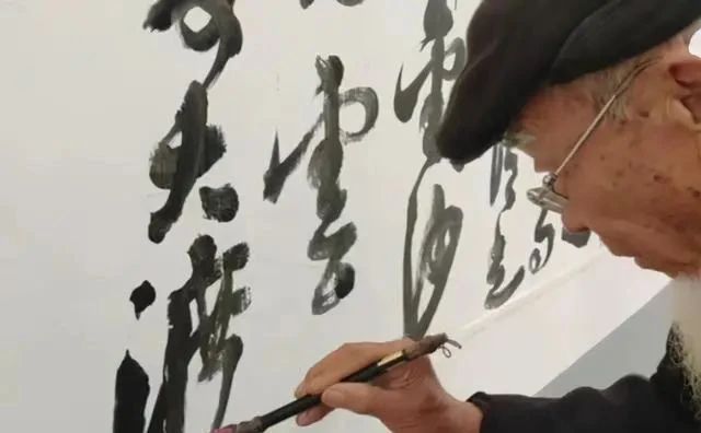 字字|大隐隐于市!90岁的大爷墙体上写草书,笔笔惊艳,字字有水平