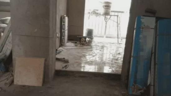 地砖刚铺好,业主就反问师傅你自己家装修会这样做吗
