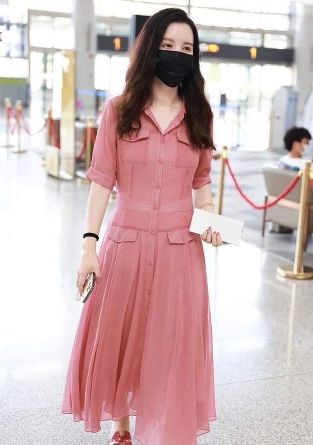 s曲线|张萌美得太霸气, 穿黑色礼服秀出曲线身材, 立体垫肩一点也不夸张