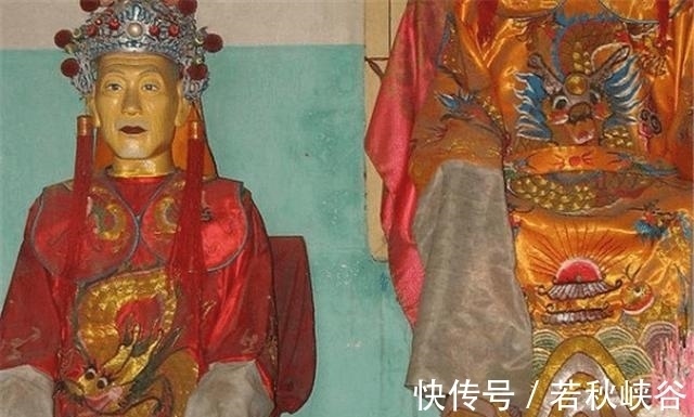 卧冰求鲤|父亲离世后，儿子把他的遗体塑为金身，供奉在家无人愿去串门